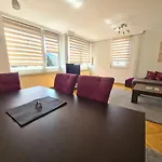 Walnut Apartment - Private Garage